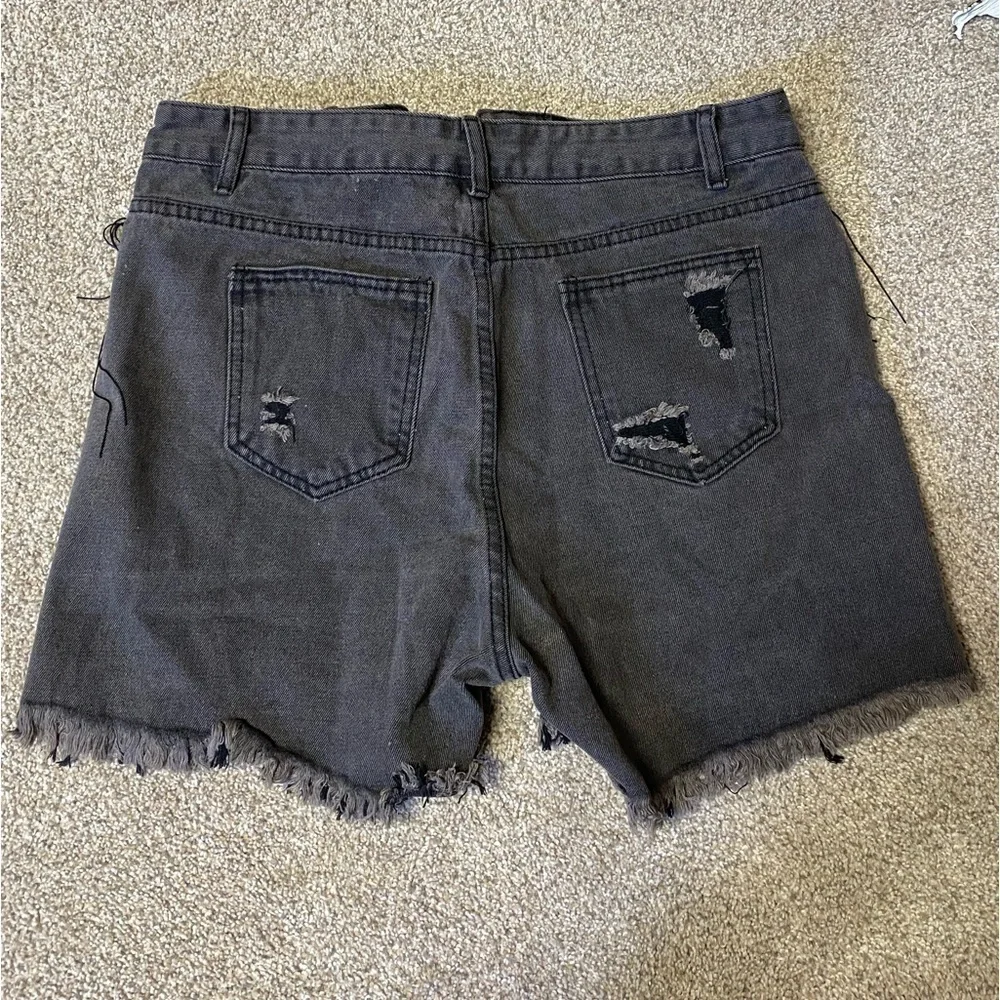 NWOT - Women’s Raw Hem Tassel Distressed Ripped Slash Pocket Denim Shorts Large